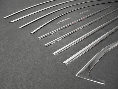 Benzi în jurul geamurilor laterale ale Skoda Superb 15+ SEDAN